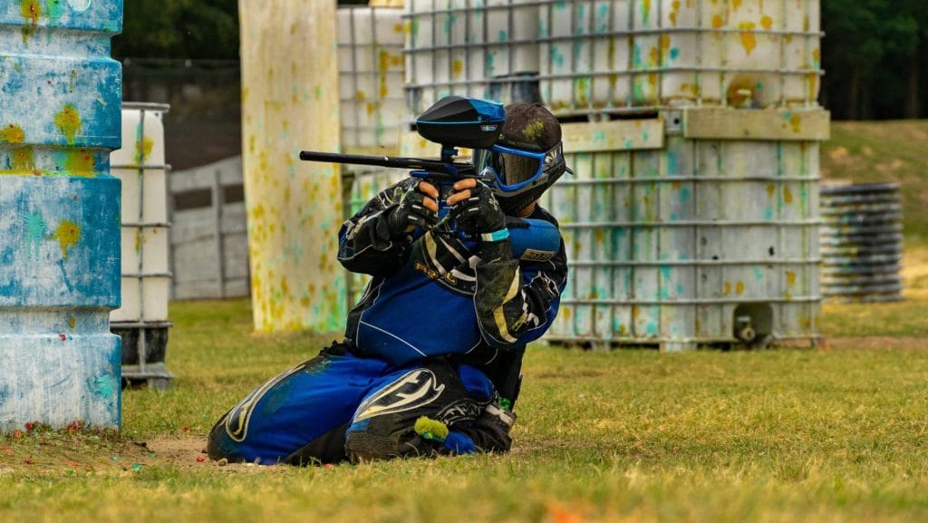 Paintballspelare mitt i action på spelparken.