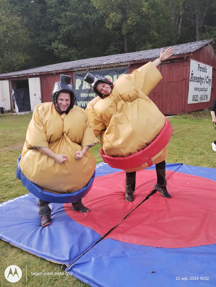 Två kollegor ska tävla i Sumo som en del av deras företagspaket.