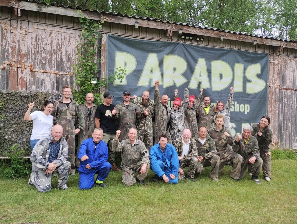 Kollegor har bokat företagspaket och poserar framför kameran hos Paradis Paintball & Äventyr i Uddevalla innan dom ska spela paintball.