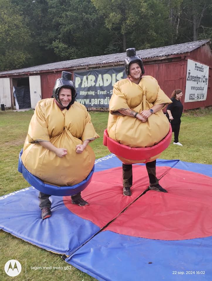 Två personer ska möta varandra i uppblåsbara Sumo-dräkter. En av alla aktiviteter man kan boka hos Paradis Paintball & Äventyr.
